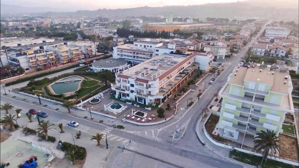 Le Rose Beach&Suites Martinsicuro Exterior foto